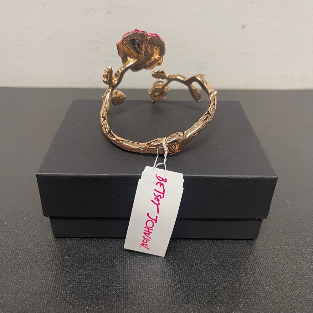 Betsey Johnson Rose Hing - Picture 5 of 8